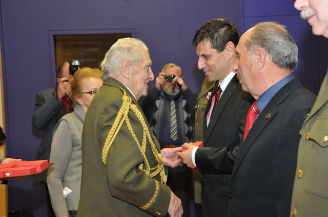 Společnost Ludvíka Svobody ocenila spolupráci s náměstkem ministra obrany Michaelem Hrbatou pamětní medailí, kterou mu předal generál Alexander Beer