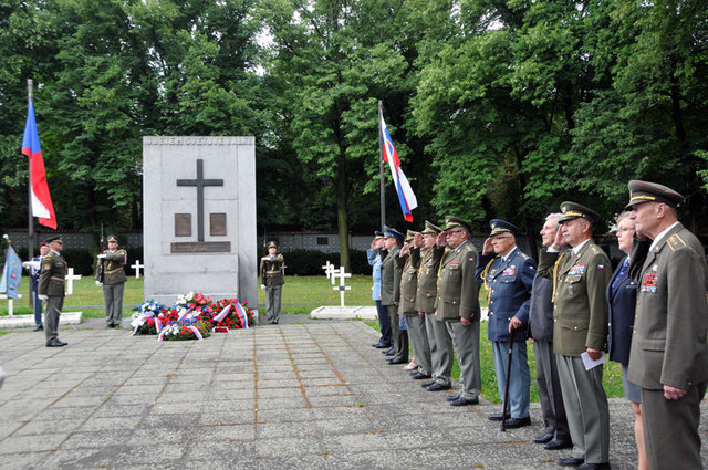 Z pietního aktu na pražských Olšanských hřbitovech 2.7. 2012
