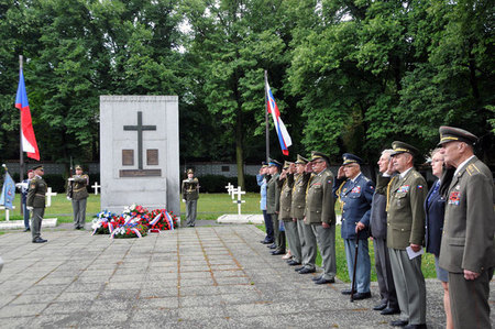 Z pietního aktu na pražských Olšanských hřbitovech 2.7. 2012
