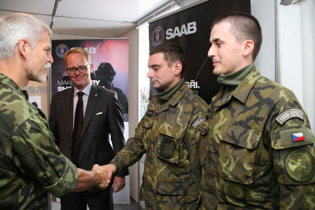 Gratulace gen. Pavla příslušníkům 25. plrb