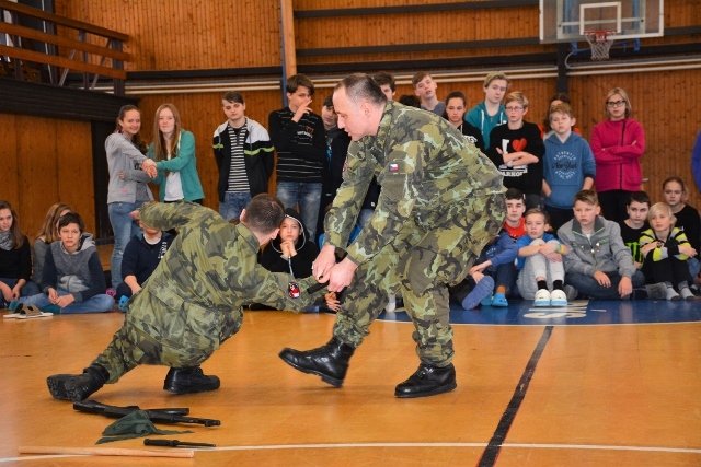 Ukázka bojového umění na základní škole v Brandýse nad Labem
