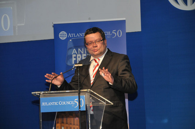 Alexandr Vondra při projevu
