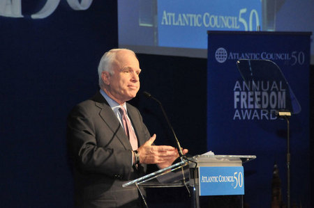 Cenu Svobody převzal také americký senátor John Mc Cain