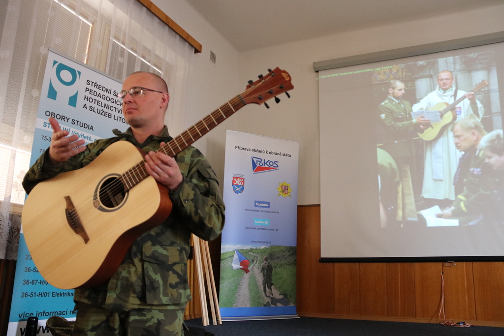 Kaplan Petr Šabaka studentům zazpíval a zahrál na kytaru známou píseň Řekni, kde ty kytky jsou