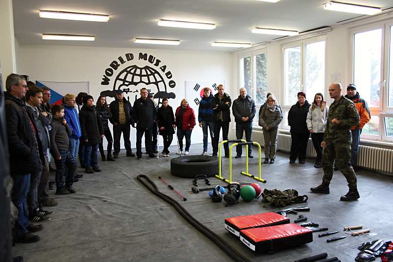 Kpt. Petr Tatalák ukazuje návštěvníkům místnost pro kroužek sebeobrany