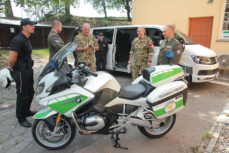 Maďarský velitel si prohlíží motocykl české Vojenské policie