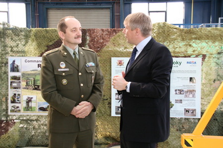  Plk. Ladislav Joukl, ředitel odboru vojskového průzkumu a elektronického boje a Josef Múčka, ředitel odboru strategického rozvoje SOPS MO