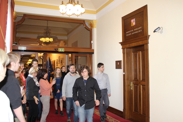   Před pracovnou ministra obrany