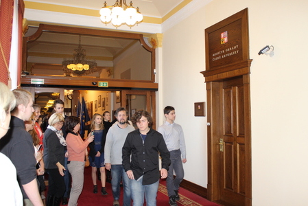   Před pracovnou ministra obrany