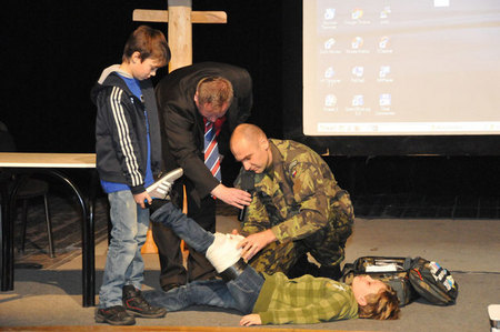 Nadrotmistr Jan Javůrek zasvětil žáky do základů první pomoci