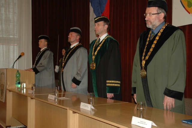 Promoce se uskutečnily za účasti představitelů vedení univerzity a fakult