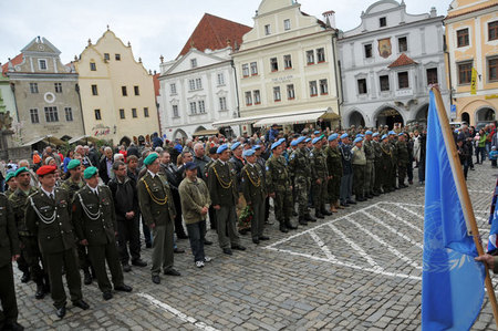 Náměstí Svornosti v Českém Krumlově zaplnily modré barety. Spolu s nimi se nástupu zúčastnili i příslušníci jihočeských aktivních záloh