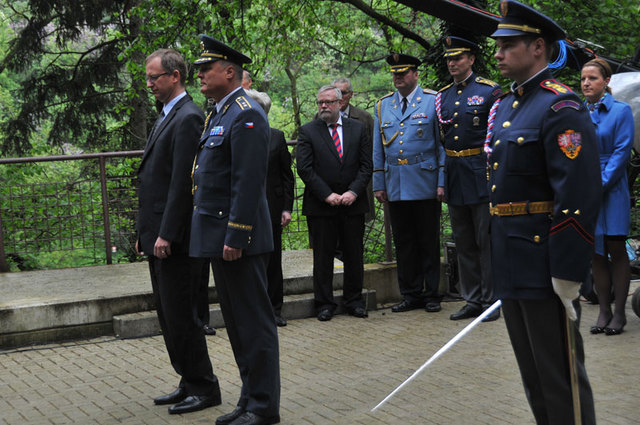 Hold obětem komunismu vzdali u památníku na hřbitově v pražském Motole první náměstek ministra obrany Daniel Koštoval a zástupce náčelníka českého generálního štábu generálmajor Bohuslav Dvořák