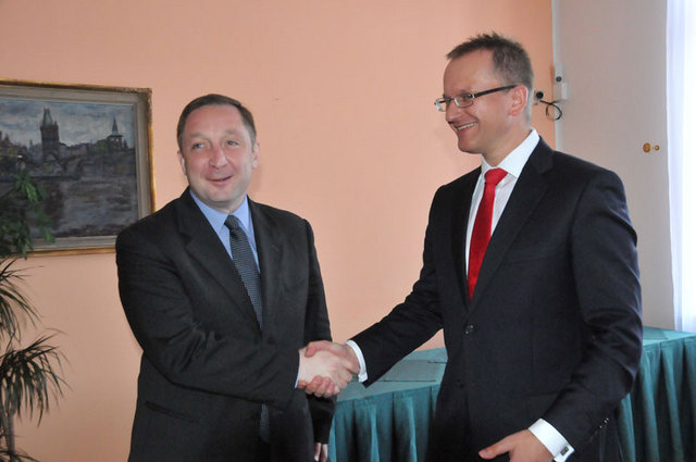 Zleva: Státní tajemník Gruzie  Alex Petriashvili s prvním náměstkem ministra obrany ČR Danielem Koštovalem