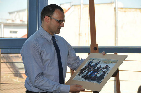 Jednu z fotografií si zakoupil a šel tak příkladem, předseda Nadace pro transplantaci kostní dřeně docent MUDr. Samuel Vokurka, Ph.D.