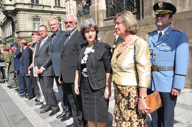 Čestní hosté pietní vzpomínky v pražské Resslově ulici