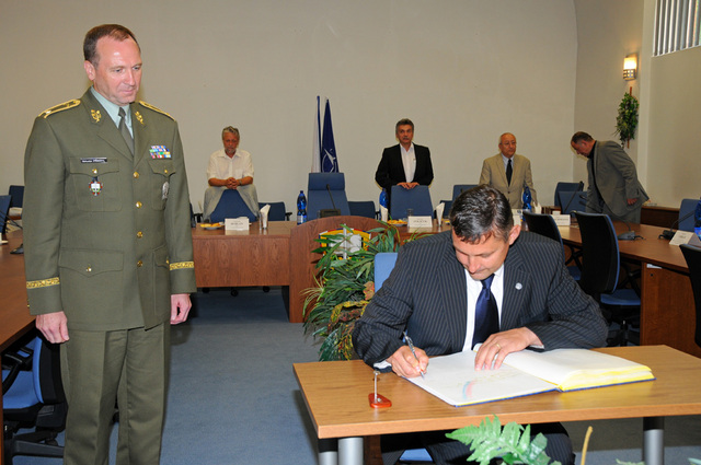 Předseda výboru Jozef Regec při zápisu do Kroniky Univerzity obrany.