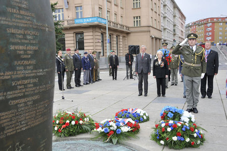 Smuteční věnec k památníku na Vítězném náměstí v Praze, Dejvicích položili i účastníci 2. světové války