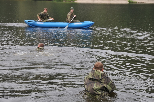 Nácvik plavání v oděvu a jeho svlékání ve vodě
