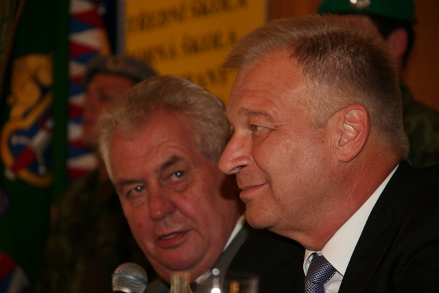 Miloš Zeman a Vlastimil Picek se vtipně doplňovali ohledně počtu tanků v české armádě