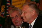 Miloš Zeman a Vlastimil Picek se vtipně doplňovali ohledně počtu tanků v české armádě