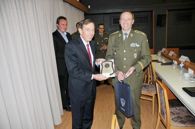Rektor-velitel UO předal generálu Petraeusovi pamětní plaketu
