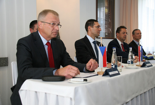Na tiskové konferenci  vystoupili vrcholní reprezentanti  čtyř ministerstev obrany – Vlastimil Picek, Ante Kotromanovič, Martin Glváč a Péter Silkósi