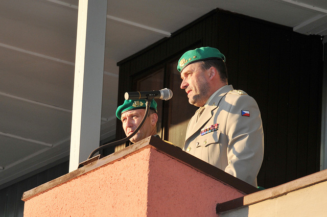 Ředitel Vojenského historického ústavu Praha plukovník Aleš Knížek při projevu