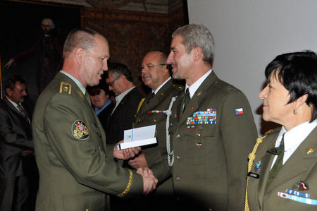 Generál Josef Prokš předává pamětní medaili jednomu z oceněných - nrtm. Liboru Smékalovi z Olomouce 