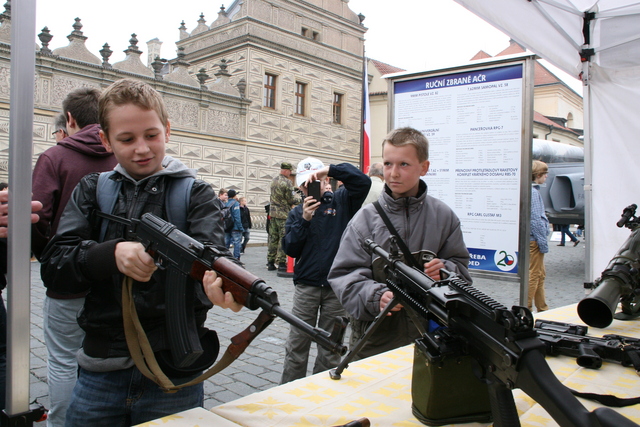 Děti se zajímaly i o současné moderní zbraně naší armády