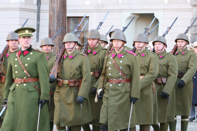 Jednotka v historických stejnokrojích vojáků 5. pěšího pluku T. G. Masaryka