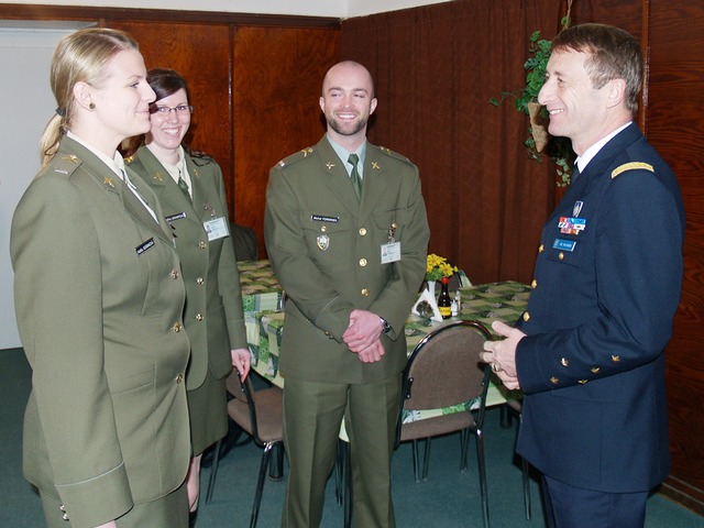 Armádní generál Patrick de Rousiers v diskusi se studenty, kteří studovali na zahraničních školách