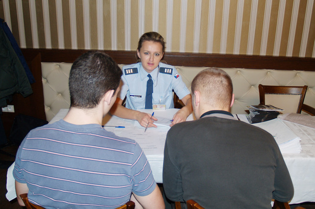 Uchazeči o studium s pracovnicí Rekrutačního střediska Morava