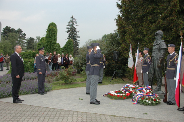 Zástupci resortu obrany vzdávají poctu gen. M. R. Štefánikovi