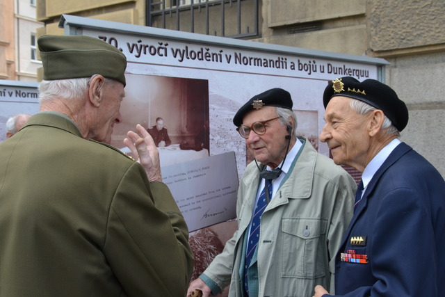 Účastníci slavnostního zahájení výstavy 