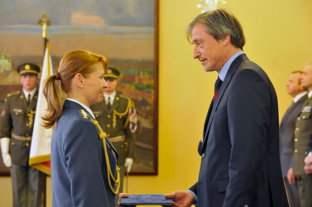 Pamětní list ministra obrany ČR a peněžitý dar převzala z rukou ministra Stropnického kapitánka Helena Sekaninová