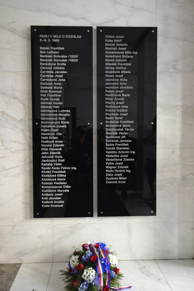 Nově odhalená deska s dalšími jmény padlých obránců