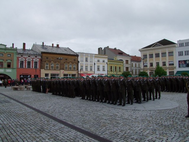  Příslušníci 3. strážní roty měli čestné místo před sestavou brigády