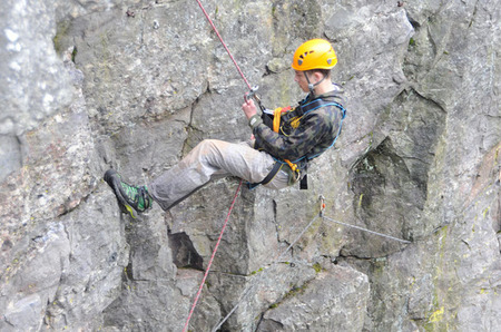 Slaňování po Jindřichově skále. Na soutěžící vzápětí čekala ferrata a travers po skalní stěně
