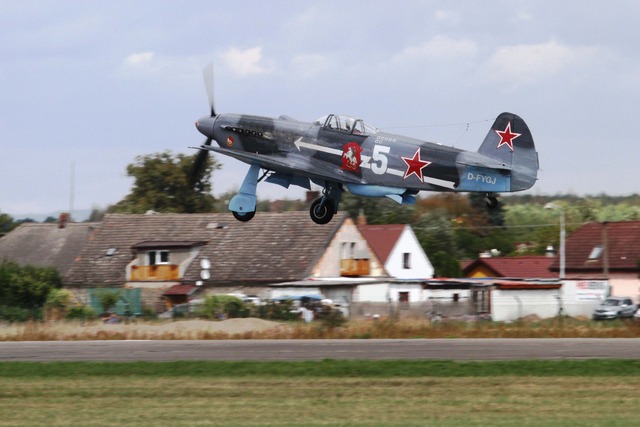 Historické letouny připomněly sedmdesáté výročí ukončení druhé světové války; Yak-3
