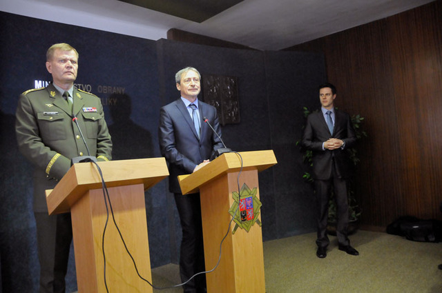 Na následné tiskové konferenci oba hlavní  představitelé reagovali na současnou bezpečnostní situaci i na to, jak jí chce řešit česká armáda