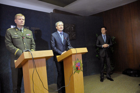 Na následné tiskové konferenci oba hlavní  představitelé reagovali na současnou bezpečnostní situaci i na to, jak jí chce řešit česká armáda