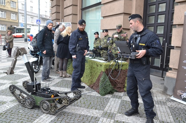 Statické ukázky při slavnostním otevření střediska předvedli příslušníci 24. základny dopravního letectva Praha Kbely, Hradní stráž a Vojenská policie