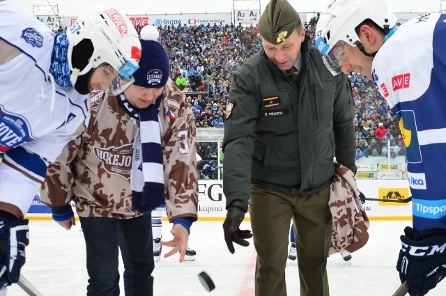 Hejtman Michal Hašek a rektor-velitel UO brigádní generál Bohuslav Přikryl vhazují slavnostní buly