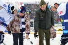 Hejtman Michal Hašek a rektor-velitel UO brigádní generál Bohuslav Přikryl vhazují slavnostní buly