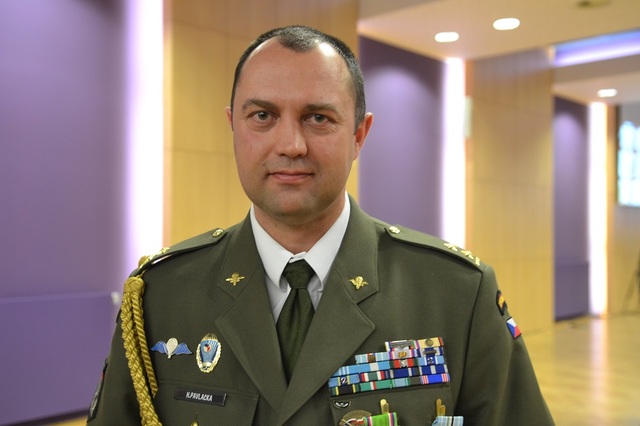 Ministr obrany udělil pplk. Hynkovi Pavlačkovi Záslužný kříž ministra obrany ČR