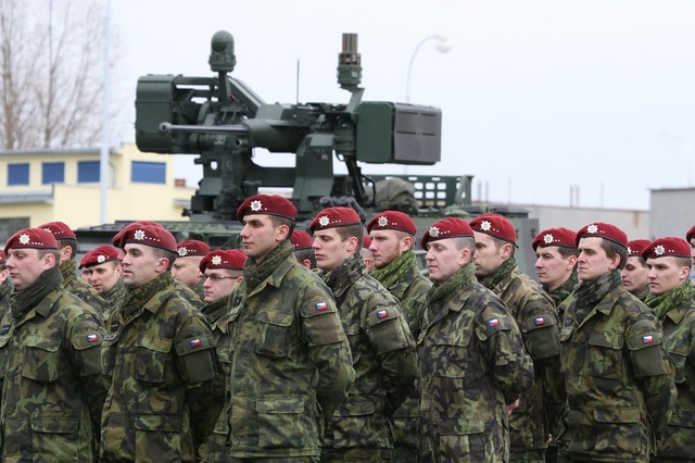 Příslušníci 4. brigády rychlého nasazení při slavnostním nástupu