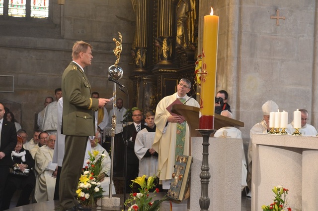Generálporučík Josef Bečvář při svém projevu v plzeňské katedrále sv. Bartoloměje