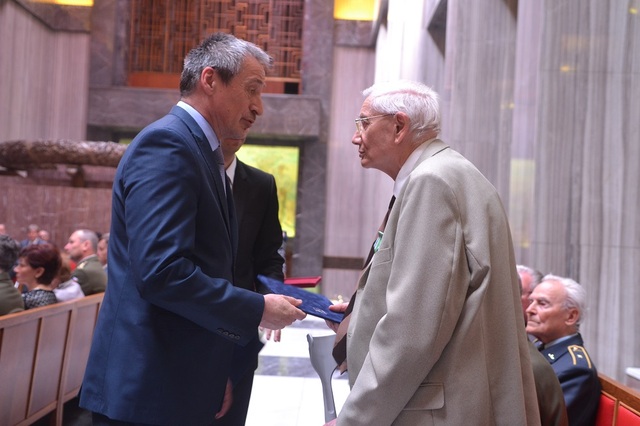 Ministr obrany Martin Stropnický udělil dnes nejvyšší resortní vyznamenání u příležitosti 71. výročí oslav Dne vítězství