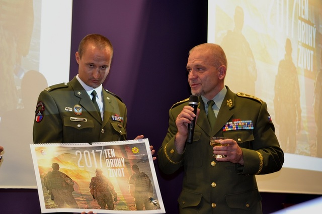 1. zástupce náčelníka GŠ AČR generálporučík Jiří Baloun (vpravo) a nadrotmistr Miroslav Lopatář 